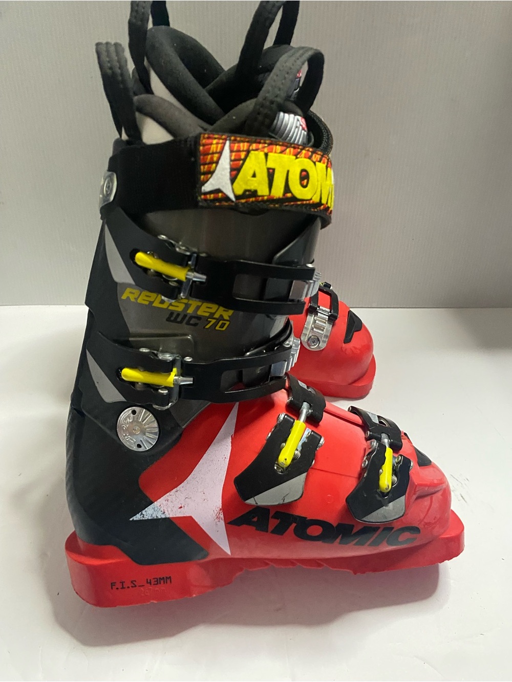 Atomic Kids Ski Boots 267 MM Red 220-225 youth 3.5 - 4.5